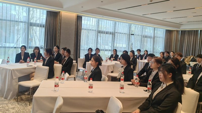 面对市场上琳琅满目的亲子民宿加盟品牌，投资者应该如何挑选呢？以下是一些关键因素：