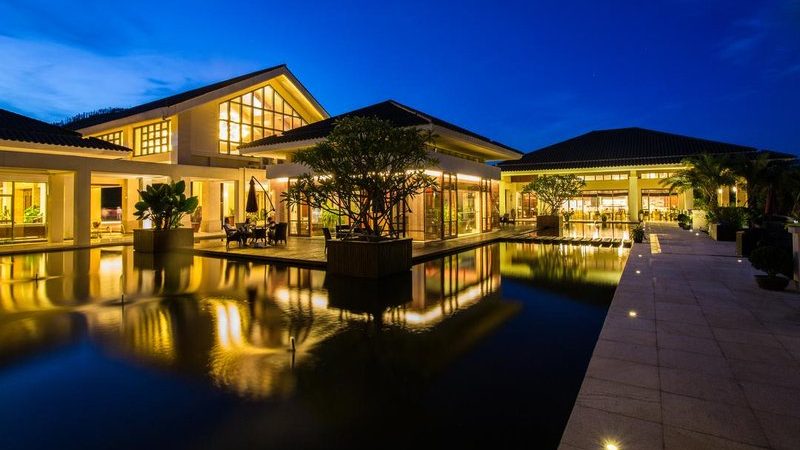 酒店是团队会议旅游的主要住宿场所。在选择酒店时，需关注以下方面：
